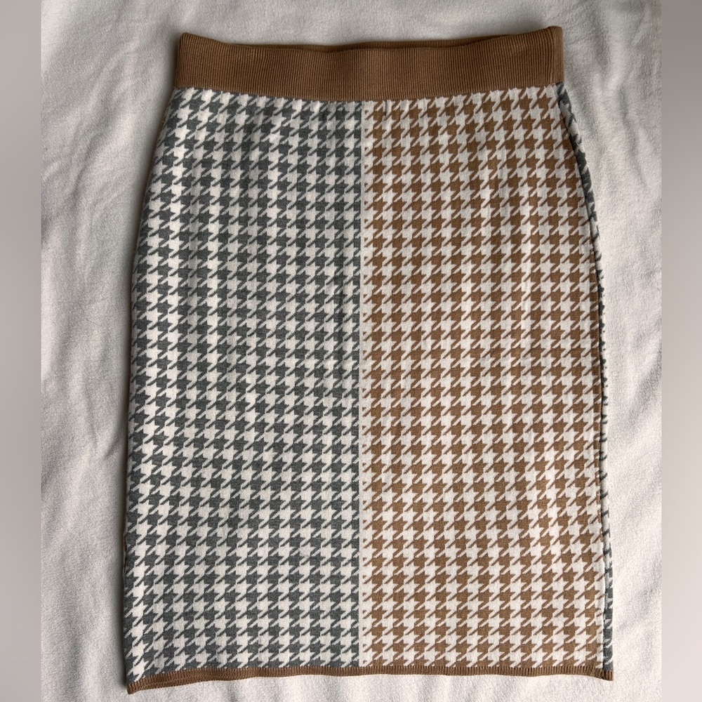 Stylish Calvin Klein Houndstooth Skirt in Gray and Brown